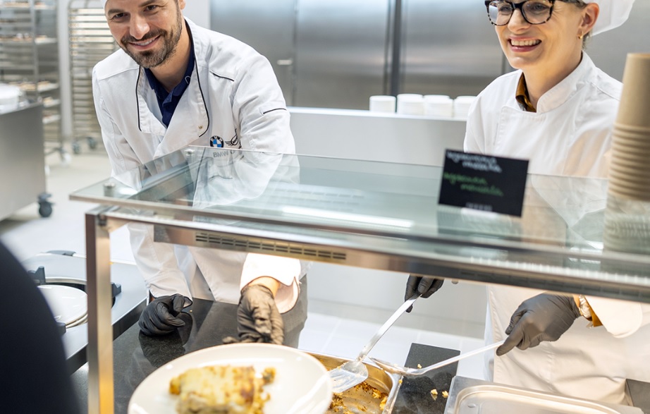 Ennyibe kerül egy menü a debreceni BMW-gyár menzáján