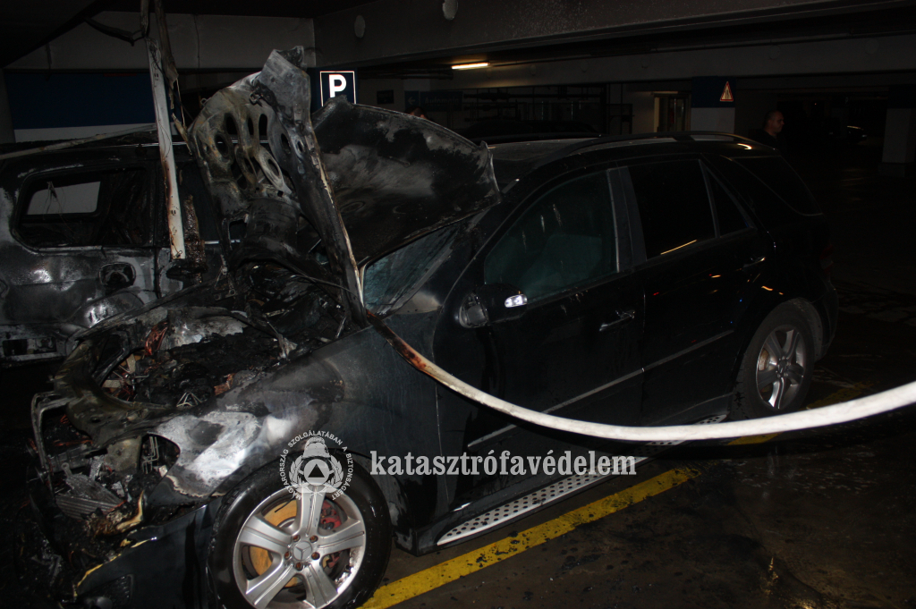 Kigyulladt egy autó az egyik debreceni bevásárlóközpontban