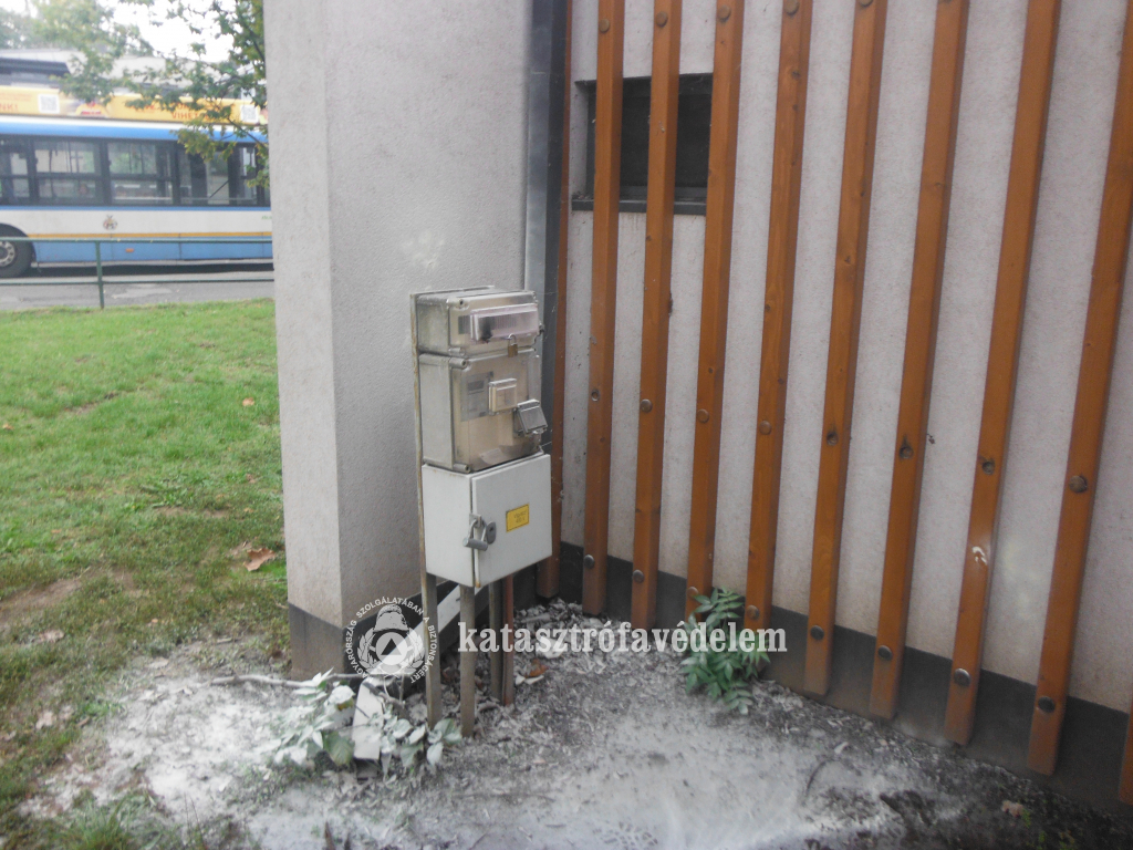 Lángra kapott egy kötődoboz teteje Debrecenben