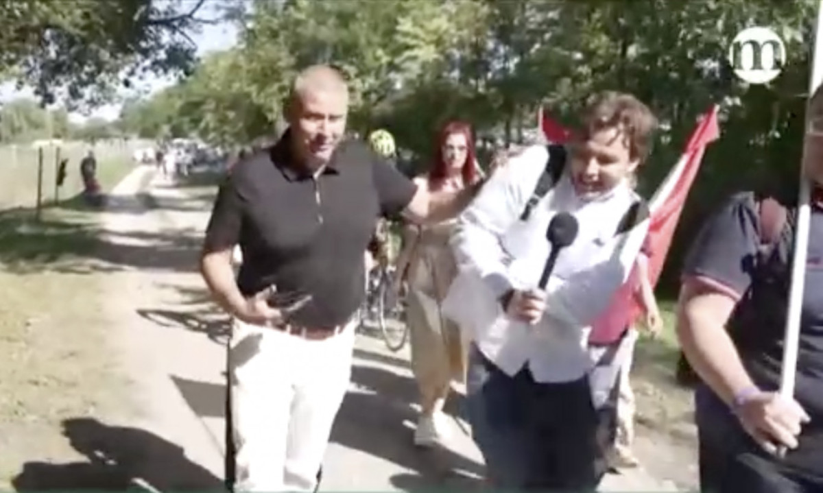 Ruszin-Szendi Romulusz meglökte a Mandiner riporterét