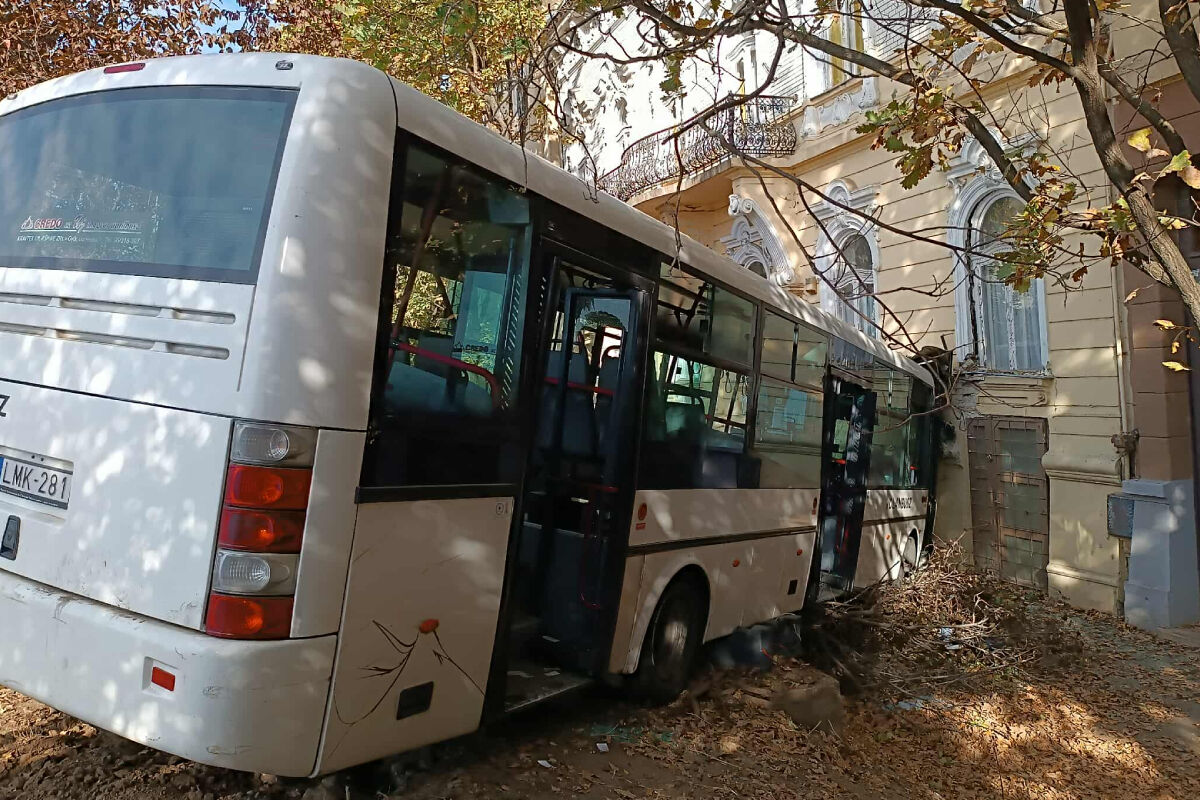 Iskola falába csapódott egy busz Szolnokon