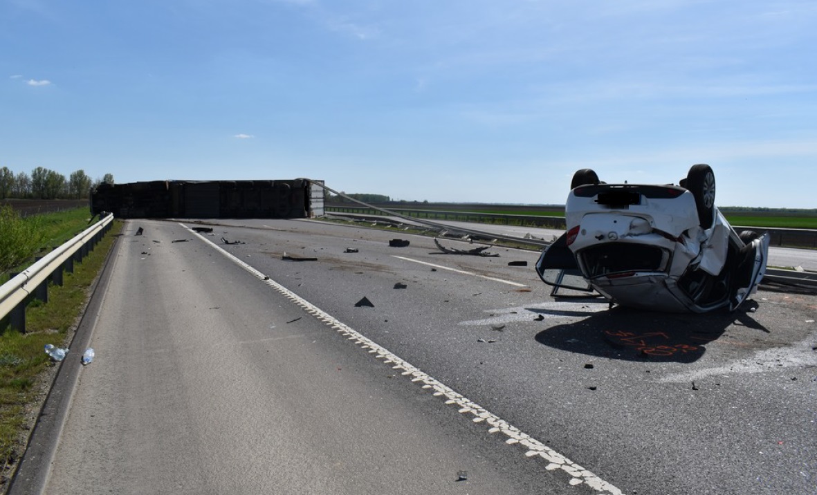 Felborult egy kamion az M35-ösön