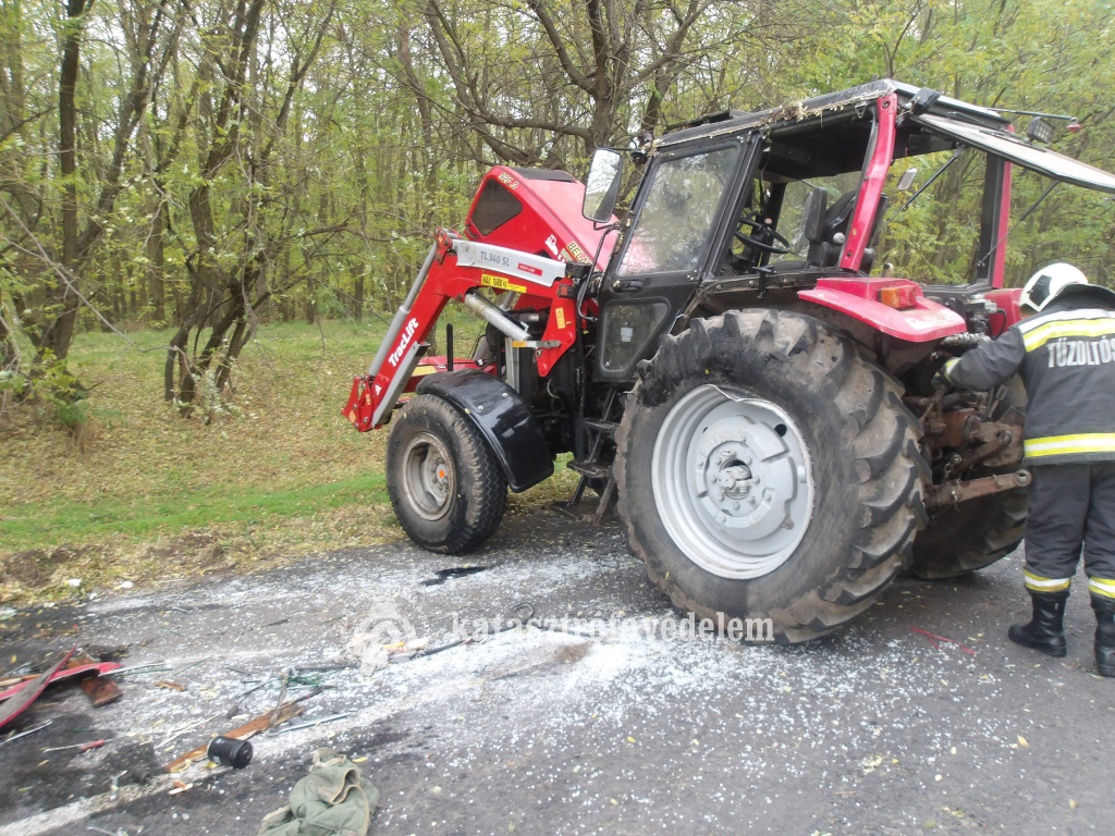 Felborult egy traktor Hajdúhadháznál