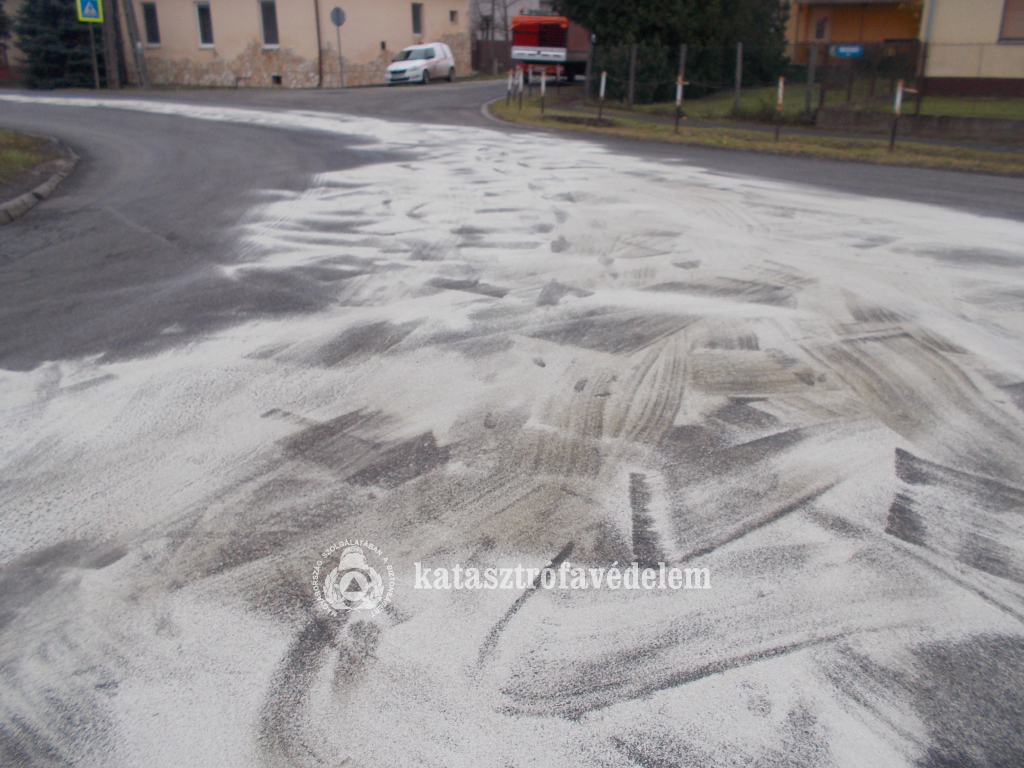 Nagy mennyiségű olaj folyt az úttestre Hajdúszoboszlón