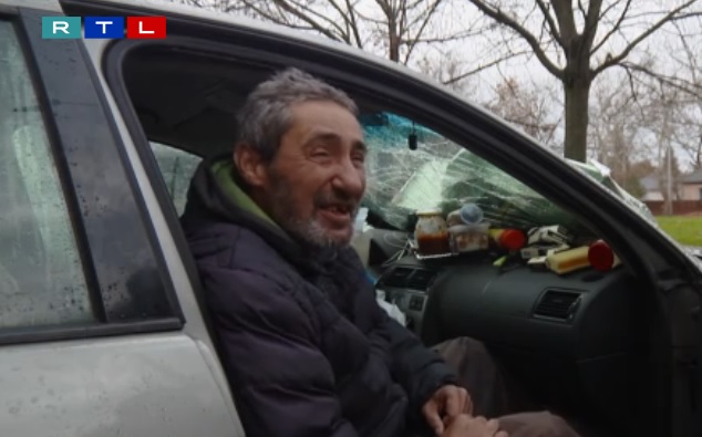 Autóban élő hajléktalanok Debrecenben