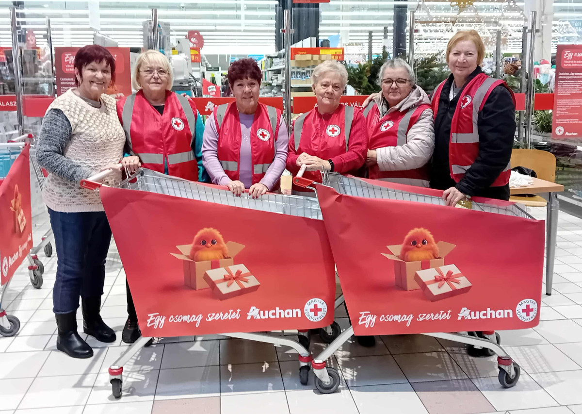 Adományt gyűjt a Vöröskereszt a debreceni Auchanban