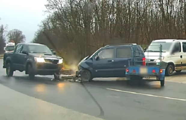 Frontális baleset Debrecennél