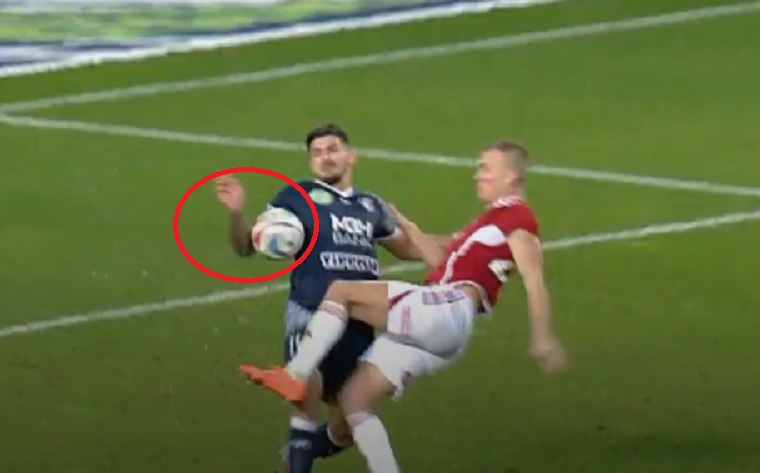 Puskás Akadémia kezezés