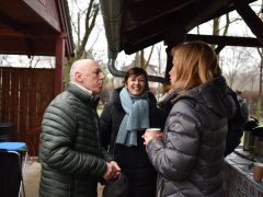 Kenyeret és dobozolt melegételt vittek debreceni képviselők a nagycserei rászorulóknak