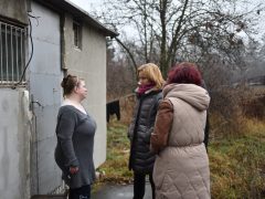 Kenyeret és dobozolt melegételt vittek debreceni képviselők a nagycserei rászorulóknak