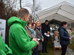 Kenyeret és dobozolt melegételt vittek debreceni képviselők a nagycserei rászorulóknak