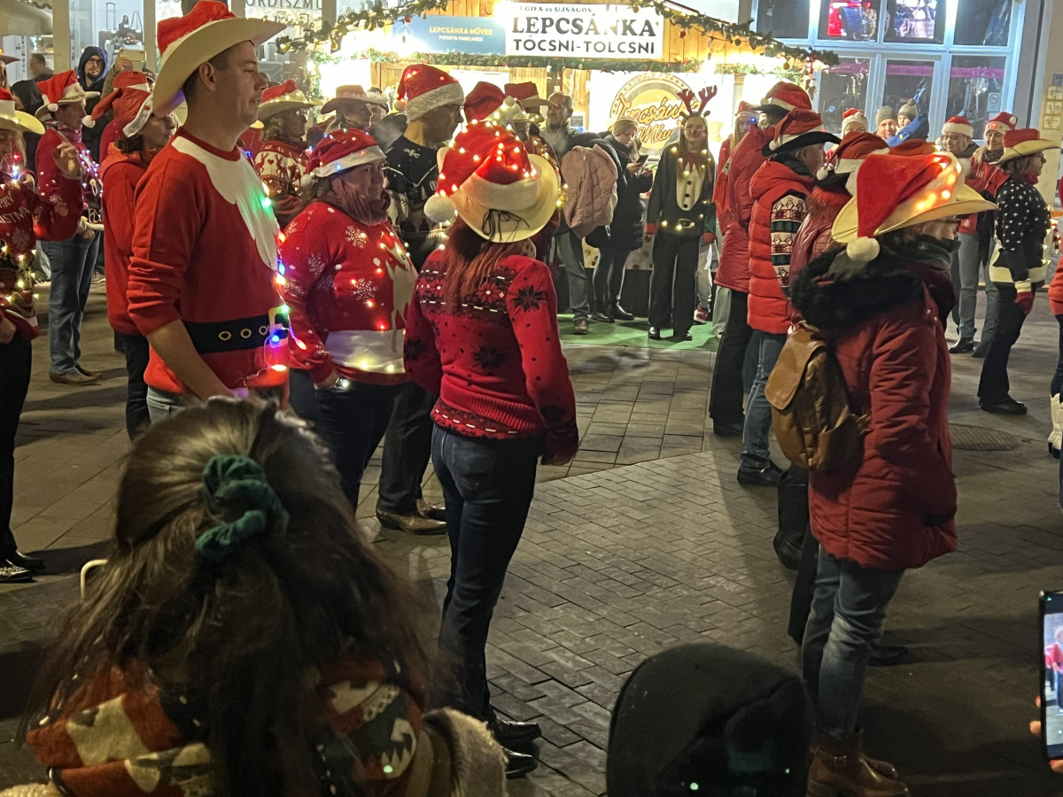 Karácsonyi táncos flashmob Debrecenben