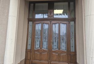 Kézműves bejárati ajtót kapott a vámospércsi városháza