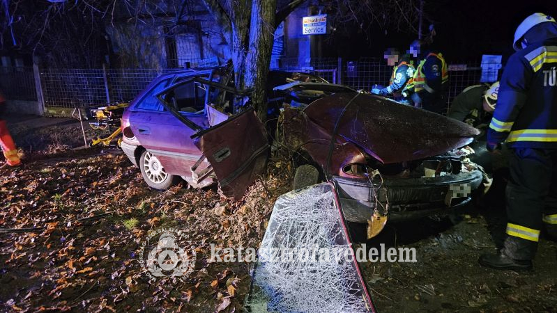 Fának hajtott egy autó Berettyóújfaluban