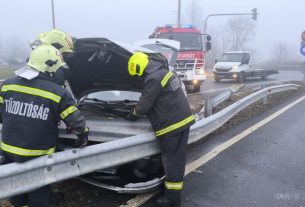 Szalagkorlátnak hajtott egy autó a 4-es főúton, Debrecennél