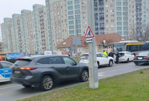 Busz és személyautó karambolozott Debrecenben