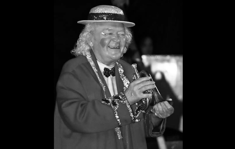 Elhunyt ifjabb Eötvös Gábor, az ismert zenebohóc