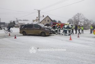 kisbusz-autó karambol