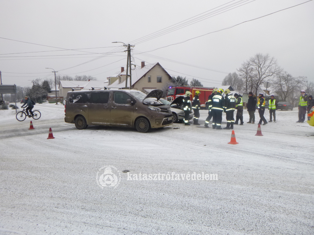 kisbusz-autó karambol