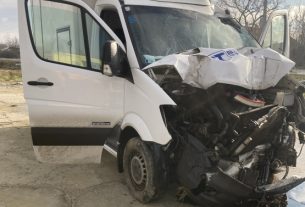 Két oszlopot is kidöntött egy autó Berettyóújfaluban