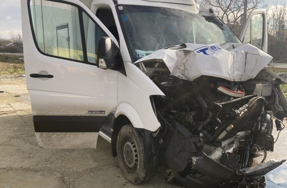 Két oszlopot is kidöntött egy autó Berettyóújfaluban