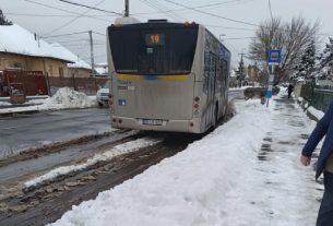 Havas buszmegálló Debrecenben