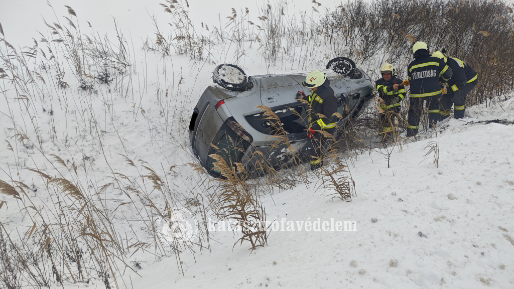 Árokba csúszott egy autó Nádudvarnál