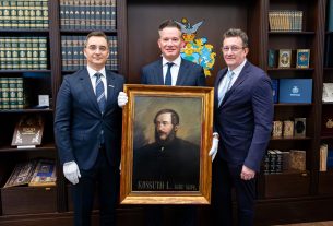 "Festményadományt" kapott Debrecen Mészáros Lőrinc bankjától, Papp László nagyon hálás