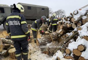 Csak vágnak és vágnak: így segítenek a hidegben a hajdú-bihari tűzoltók