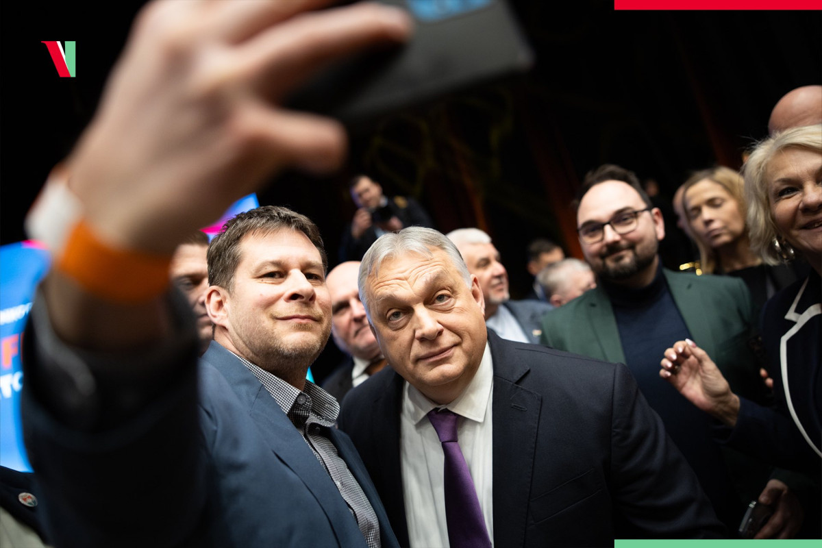 Szelfi Orbán Viktorral