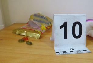 Szendvicset és gumicukrot dézsmált a betörő