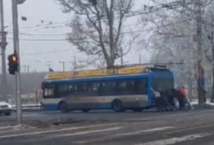 Lerobbant a troli Debrecenben, az utasoknak kellett betolnia