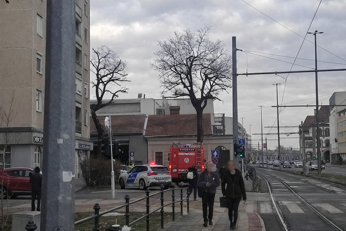 Csatornafedőn akadt fenn egy autó Debrecenben