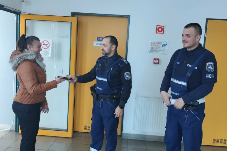 Éhes férfi kért segítséget Hajdúnánáson, majd telefont lopott