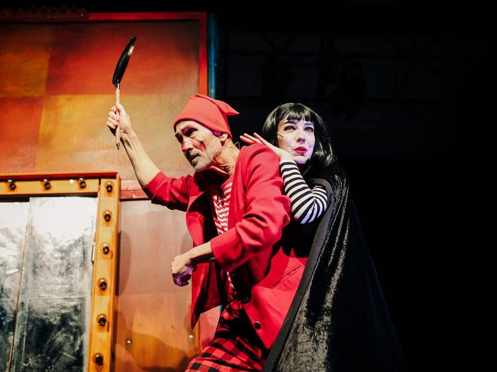 Bemutatták a Vitéz László és a Halál hét leckéjét a debreceni bábszínházban