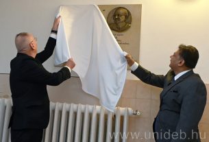 Ájurvéda professzor kapott emléktáblát a Debreceni Egyetemen