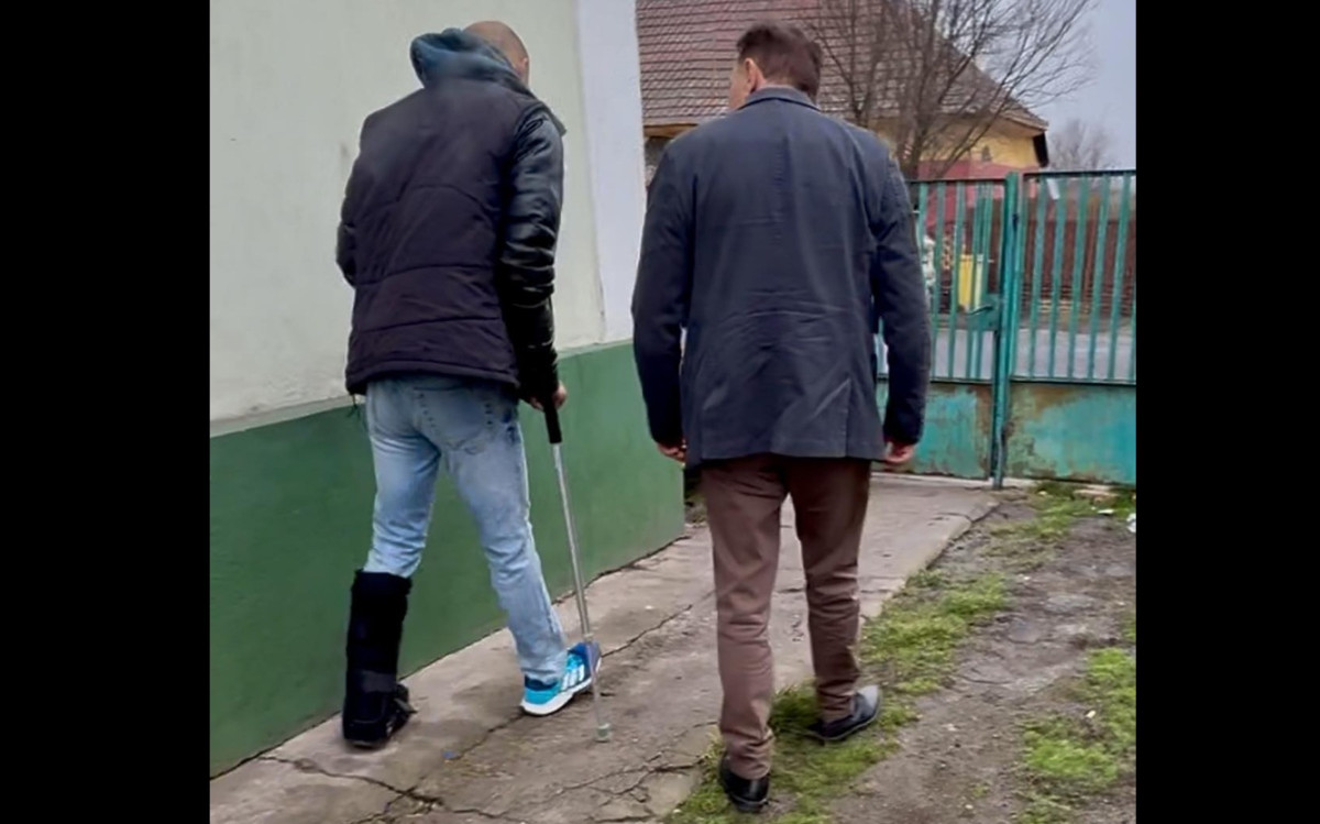 Nem megverték a "tiszások", hanem farönk esett Pócs János romájának a lábára