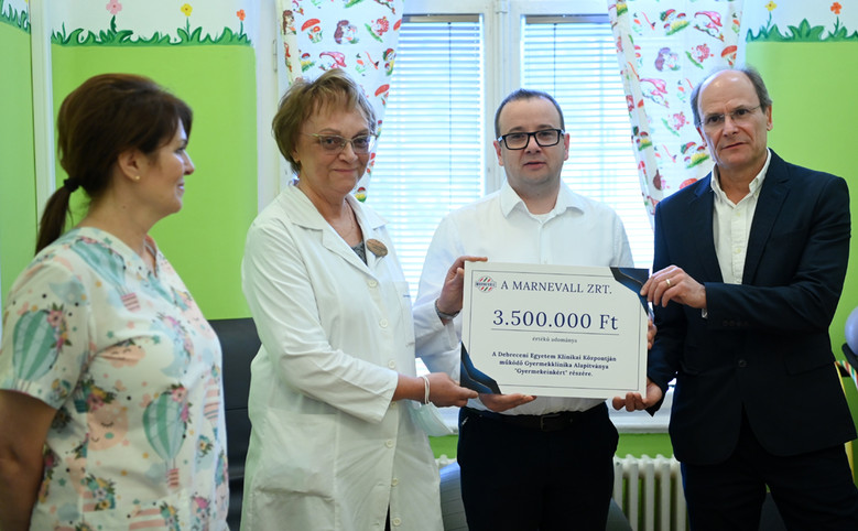 Három és fél millió forintot adományozott egy magáncég a debreceni gyermekklinikának