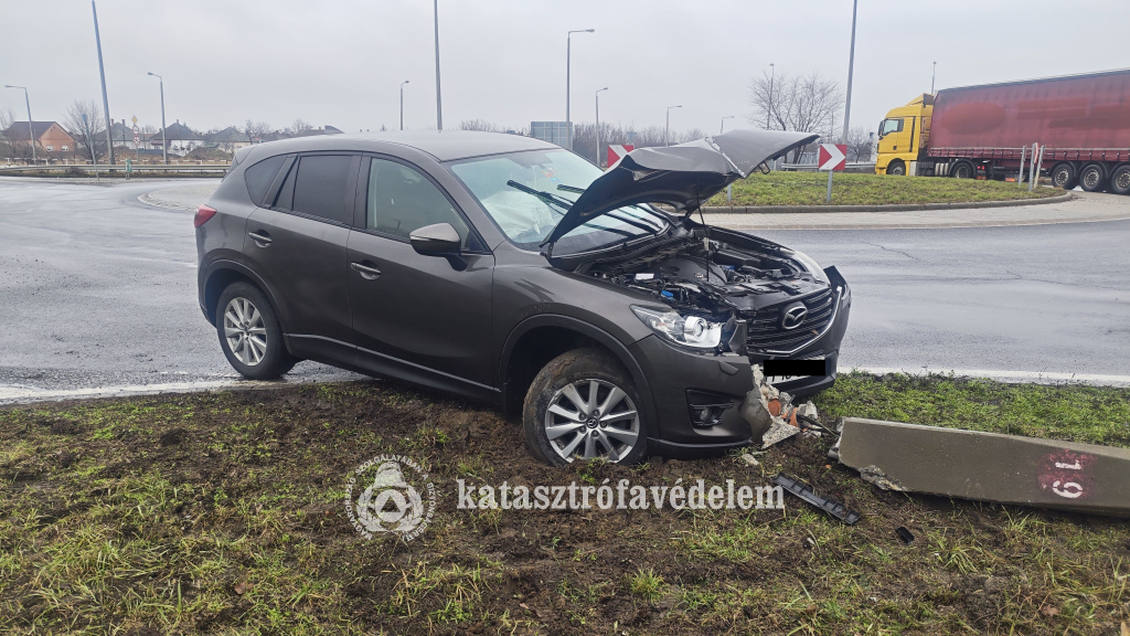 Oszlopnak hajtott egy autó Püspökladányban