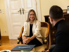 Bondár Anna Szijjártó Péternél