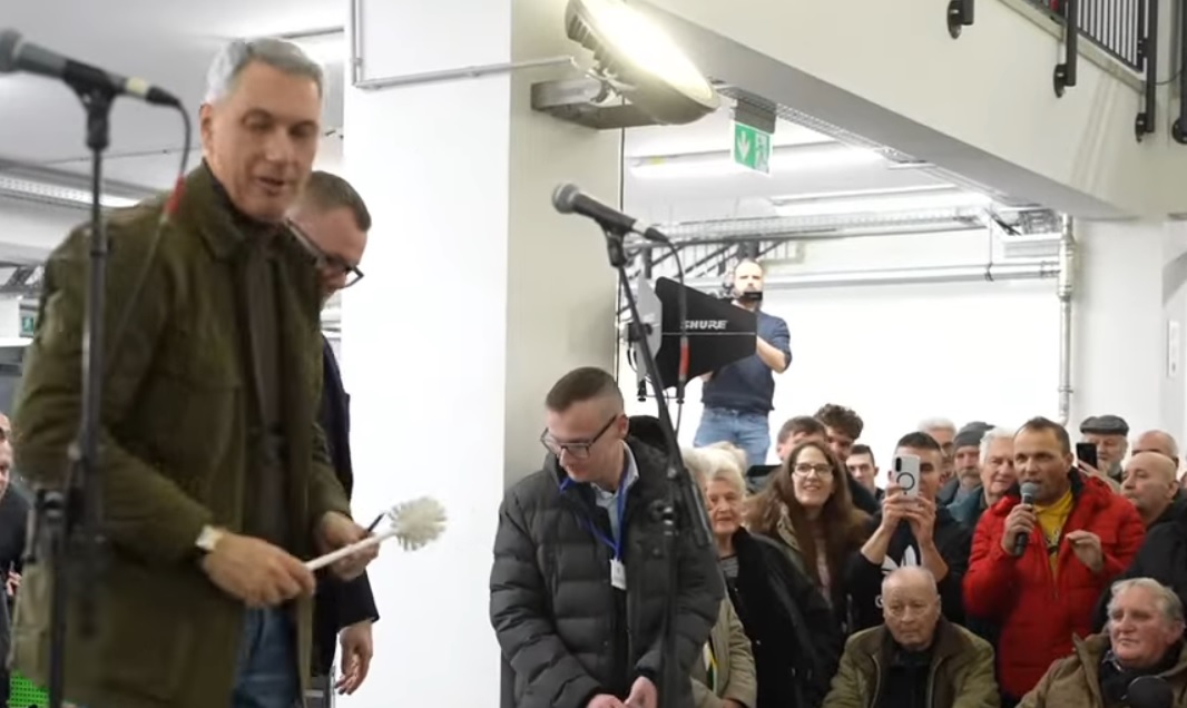 Lázár János vécékefe