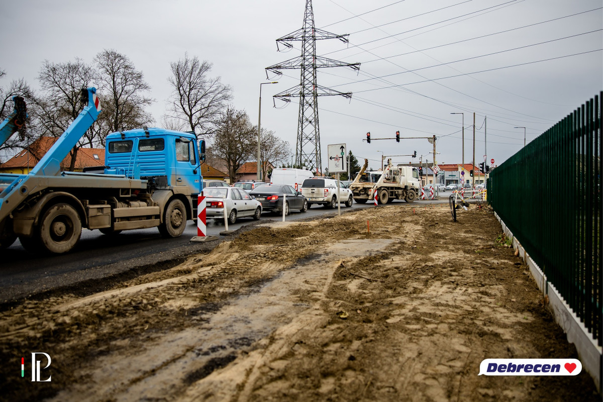 Dolgoznak a munkagépek - fél Debrecen fel van túrva