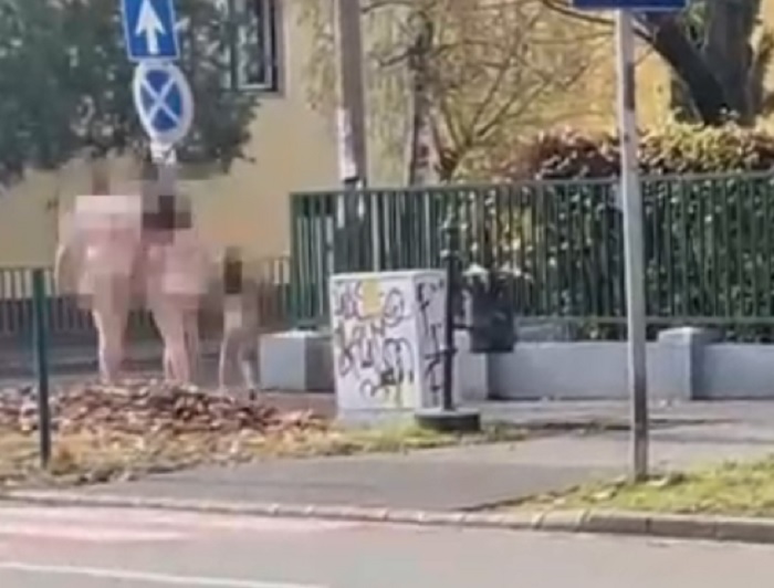 Pucéran sétáltak a gyerekkel Debrecenben