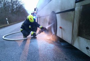Füstölni kezdett egy utasokat szállító busz Balmazújvárosnál