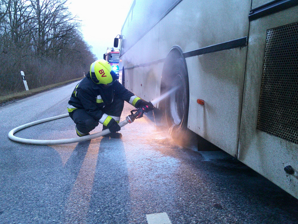 Füstölni kezdett egy utasokat szállító busz Balmazújvárosnál