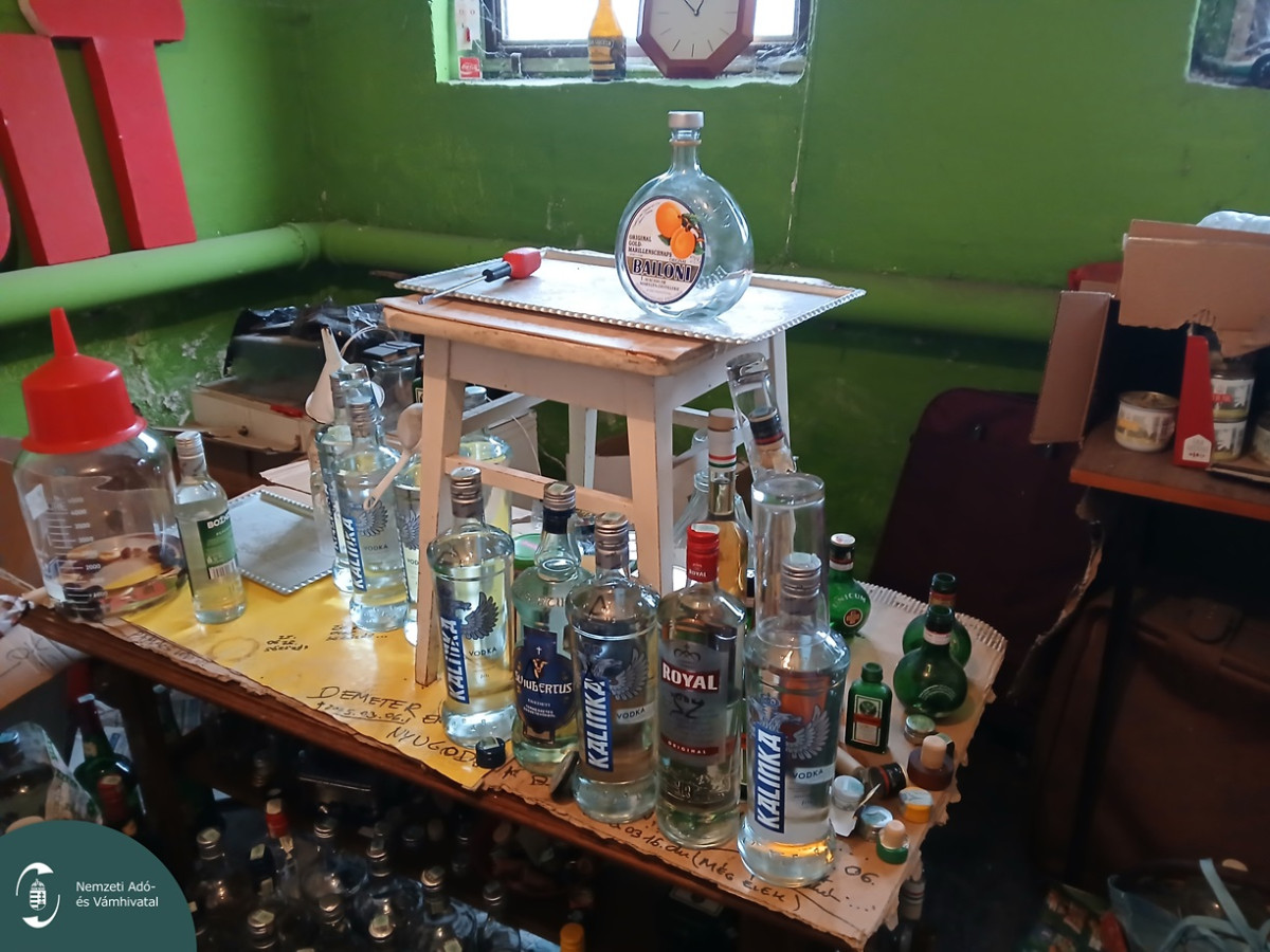Elképesztő mennyiségű cigit, dohányt és alkoholt találtak egy debreceni lakásban