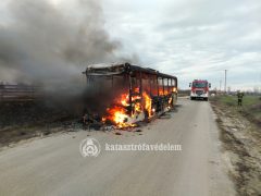 Így lángolt egy busz Nagykerekinél