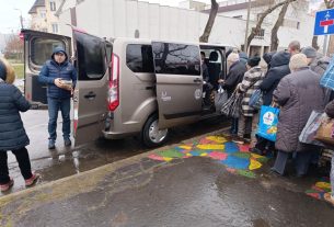 Hosszú sorban várták a rászorulók a meleg ételt Debrecenben