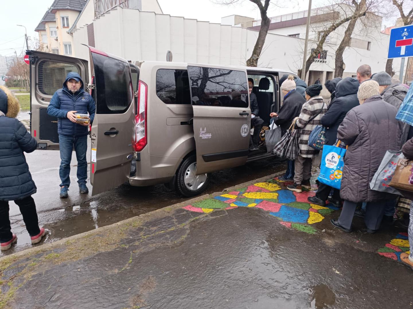 Hosszú sorban várták a rászorulók a meleg ételt Debrecenben