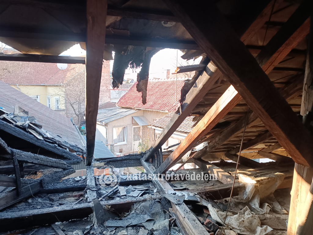 Kigyulladt a zsindelyezett tető Debrecenben